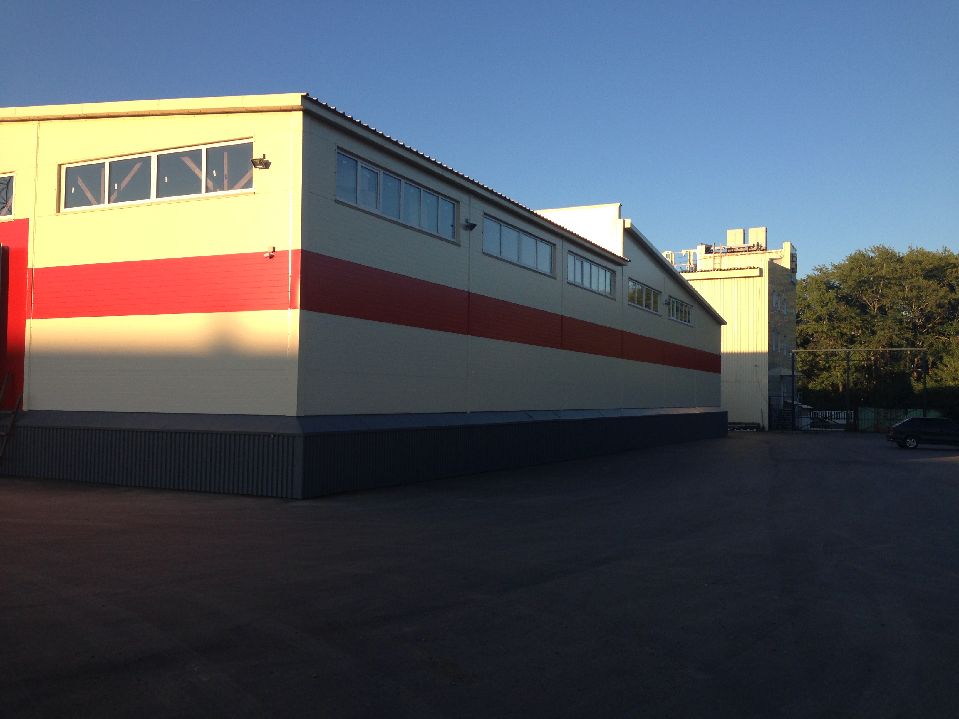 Здание склада с теплым переходом компания «Тракер»